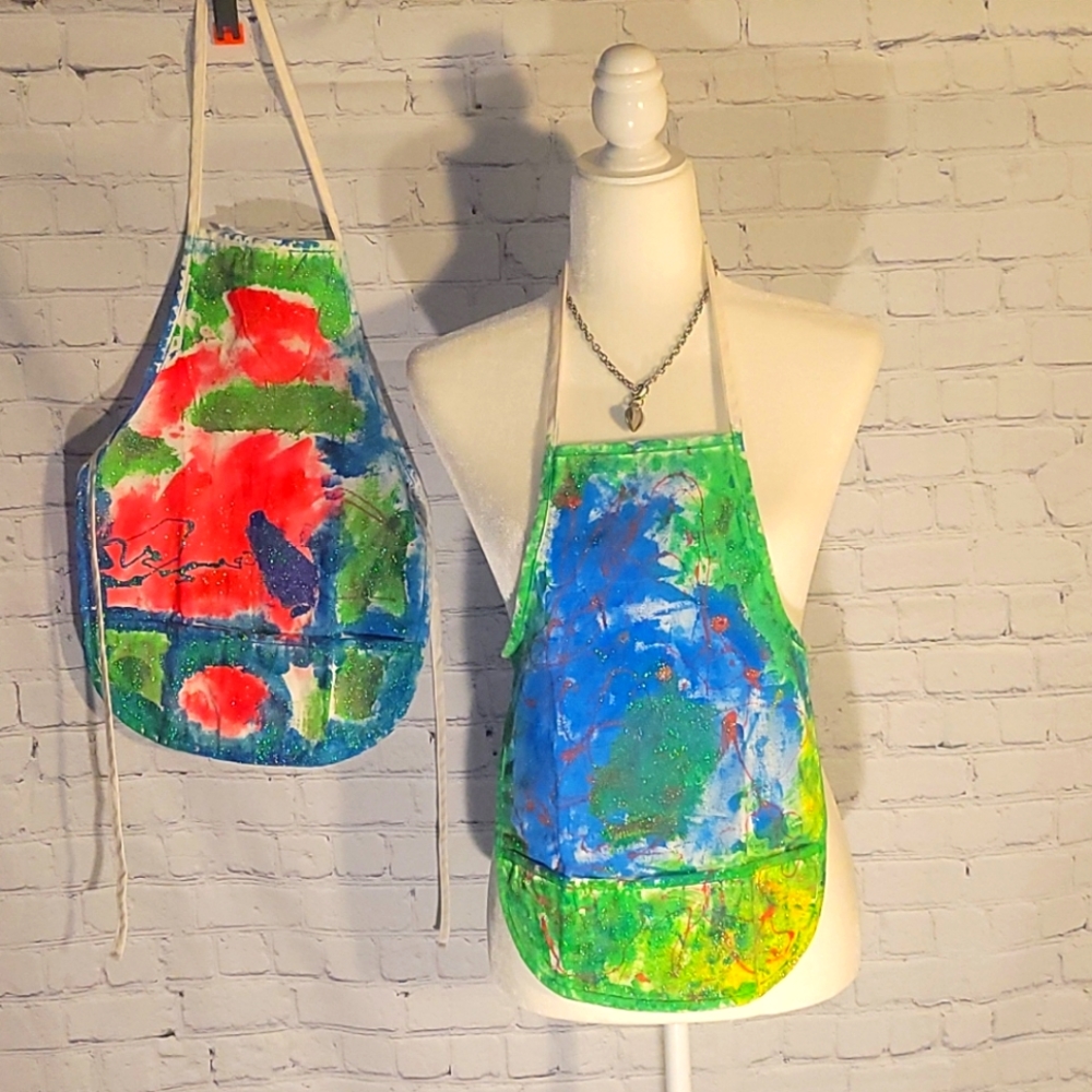 Sold!! 🍭🎨💡Kids Crafting Aprons 2/$10